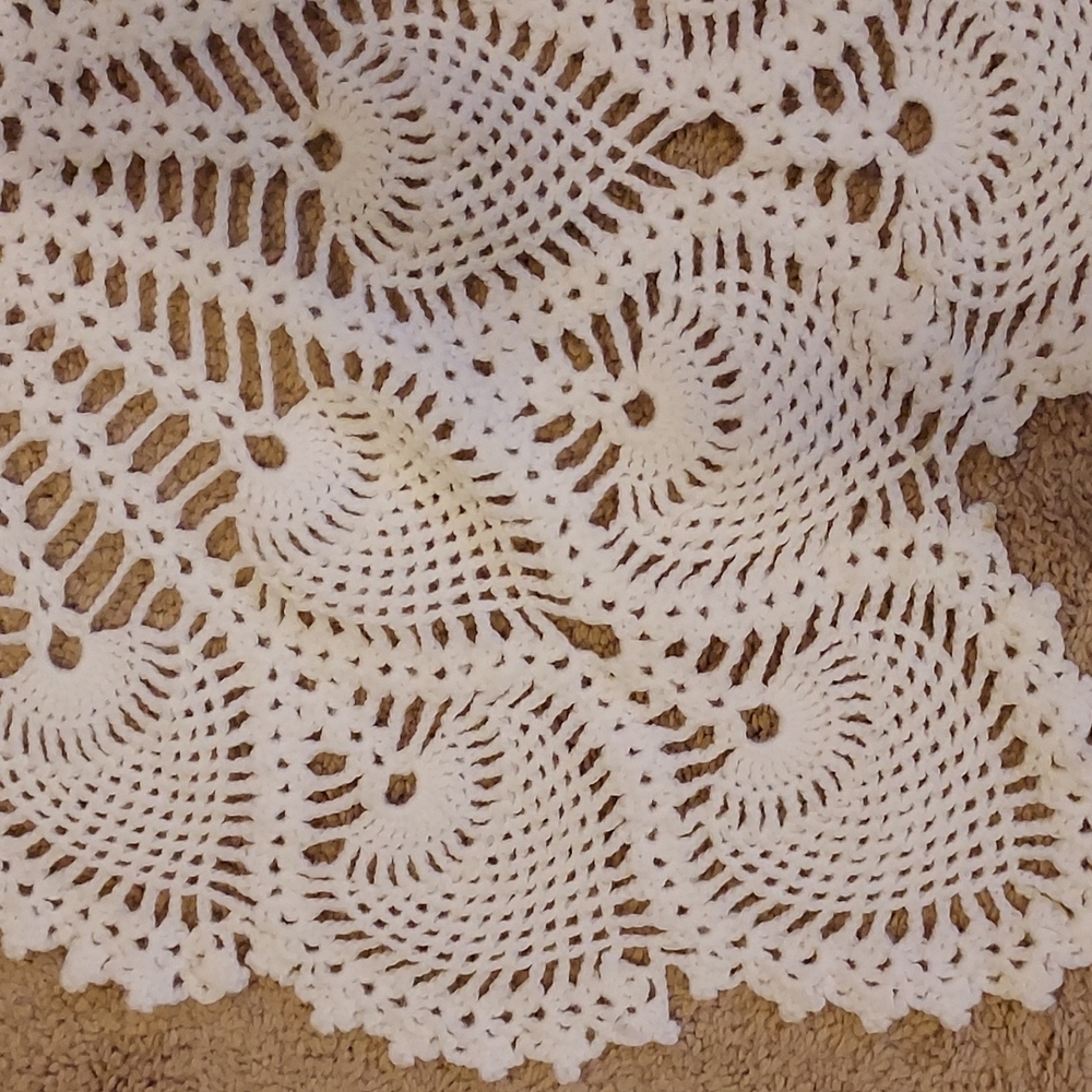 Vintage Set of Two Crochet White Dollies Pineapple Leaf Motif - Picture 2 of 8